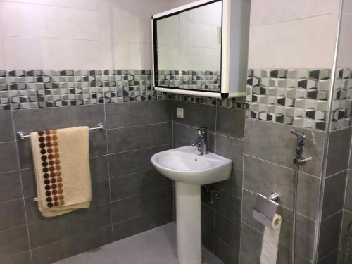 W łazience znajduje się umywalka i lustro. w obiekcie Familly Apartement Agdal Rabat centre w mieście Rabat