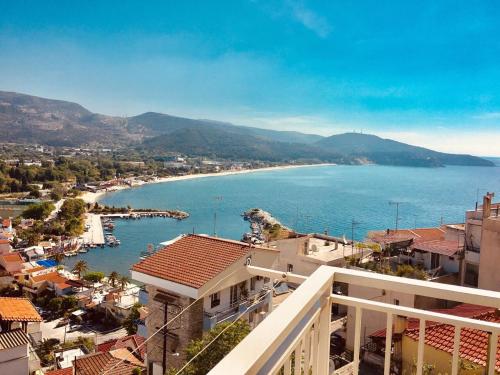 vistas a la ciudad y a un cuerpo de agua en Seashell Apartment en Kavala