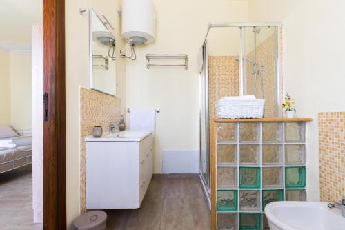 アルゲーロにあるPassi Alterni Apartmentsのバスルーム(洗面台、トイレ、バスタブ付)