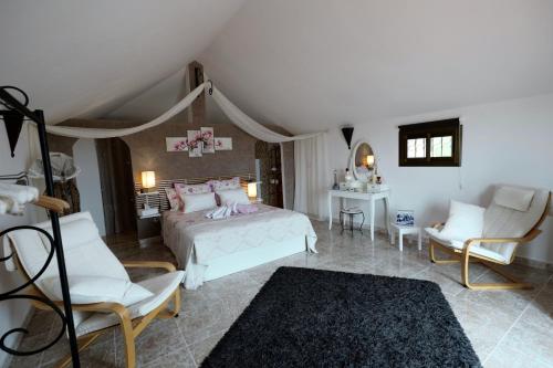 1 dormitorio con 1 cama, 2 sillas y mesa en CASA MARTINEZ Studios & Chambre d'Hôtes à 3 kms de MONTSERRAT VALENCIA, en Montroi (Montroy)