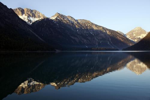 a view of a lake with mountains in the background at Hotel Zum Mohren in Reutte