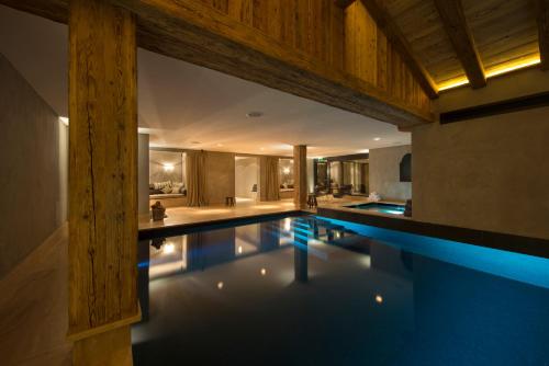 an indoor swimming pool in a house at La Cordée des Alpes SUP in Verbier