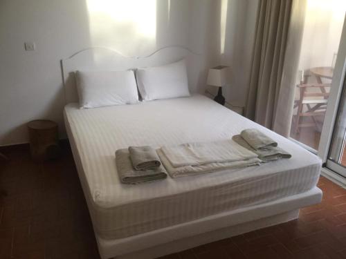 Ένα ή περισσότερα κρεβάτια σε δωμάτιο στο Artemis Suites