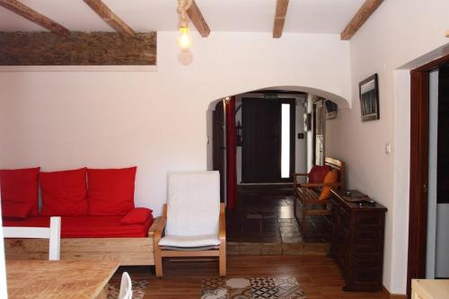 a living room with a red couch and a table at Nido Menas in Torrejón el Rubio