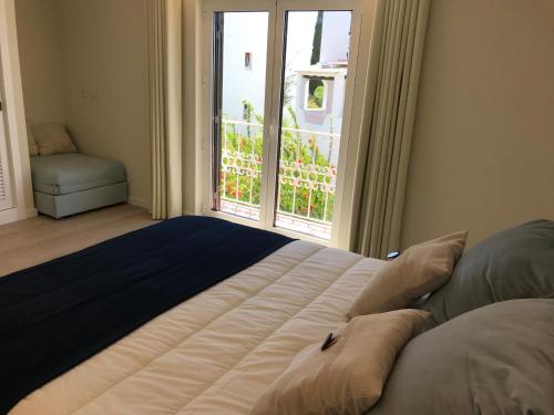 Tempat tidur dalam kamar di São Rafael Beach Apartment