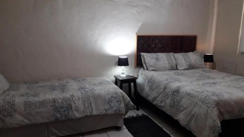 Llit o llits en una habitació de Die Hok Self Cater Units and Camping
