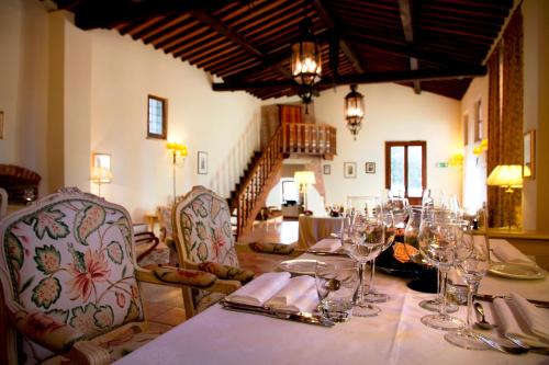 jadalnia ze stołem i kieliszkami do wina w obiekcie Castello di Leonina Relais - Adults Only w Sienie