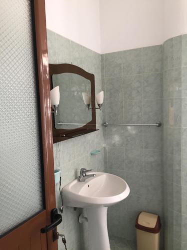 y baño con lavabo y espejo. en Hotel Moris, en Durrës