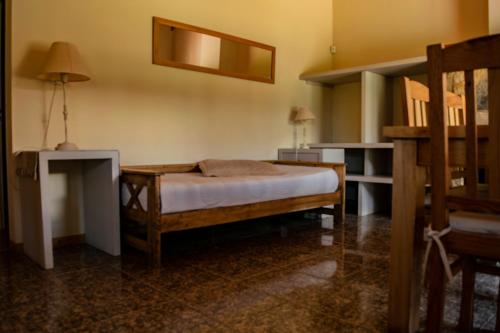 1 dormitorio con litera y escalera en Complejo Las Calandrias en Sierra de la Ventana