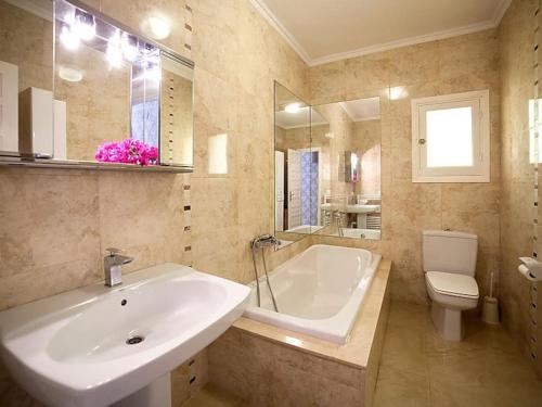 une salle de bain avec un lavabo, une baignoire et des toilettes dans l'établissement villa Belucra,10p,seaview,jacuzzi,pool, à Calp