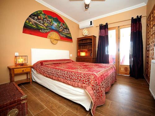 - une chambre avec un grand lit et un couvre-lit rouge dans l'établissement villa Belucra,10p,seaview,jacuzzi,pool, à Calp