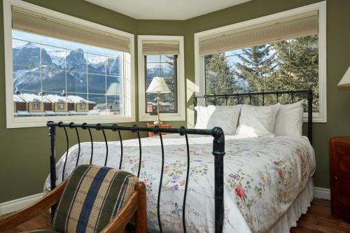 Кровать или кровати в номере Lady MacDonald Country Inn