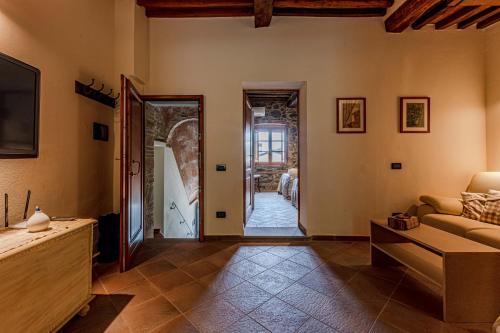 a living room with a couch and a table at Casa Bici in Chianni