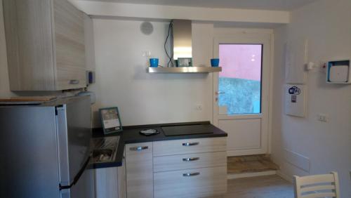 una cucina con piano di lavoro e frigorifero di Casa Greta a Lerici