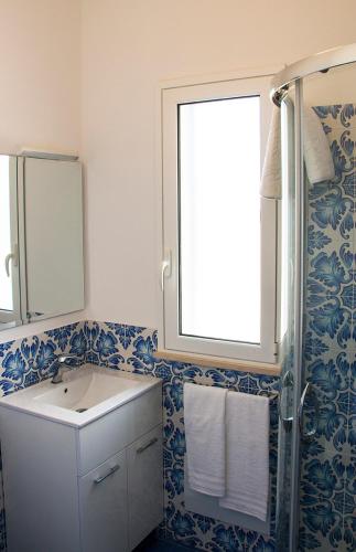 a bathroom with a sink and a mirror at Casa Collis in San Leone