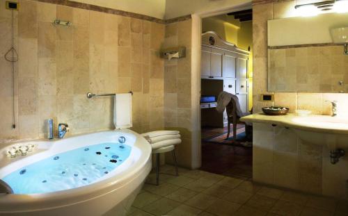 łazienka z wanną i umywalką w obiekcie Castello di Leonina Relais - Adults Only w Sienie