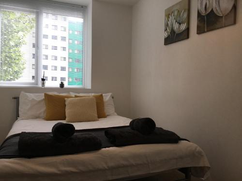 Ένα ή περισσότερα κρεβάτια σε δωμάτιο στο Enterprise House Apartments