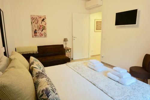 a living room with a bed and a couch at Sperlonga By The Sea in Sperlonga