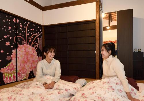 Hosté ubytování 西陣之郷 NISHIJIN NO SATO "Kyoto's Best, 77 installations! 100yrs Off Grid Amazing Smart Townhouse"