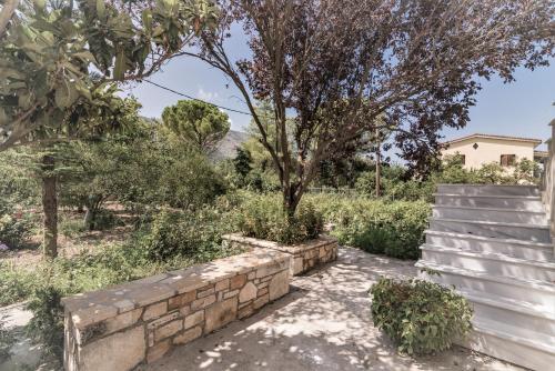 Κήπος έξω από το Villa Marilena with Jacuzzi