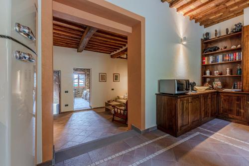 a living room with a tv and a couch at Casa Bici in Chianni
