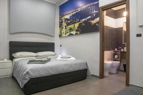 una camera con un letto con una foto sul muro di Domus Pupetta a Napoli