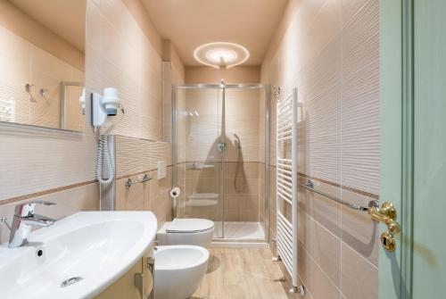 e bagno con doccia, servizi igienici e lavandino. di Elegant and cozy flat heart of Florence a Firenze