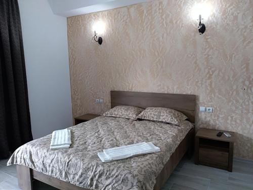 Un dormitorio con una cama con dos toallas encima. en Casa Roka, en Eşelniţa