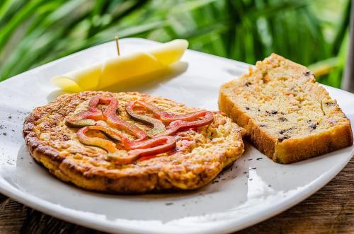 a plate with a sandwich and two slices of bread at Casa Encuentro Ecolodge, Outdoor Gym and Yoga in Guatapé