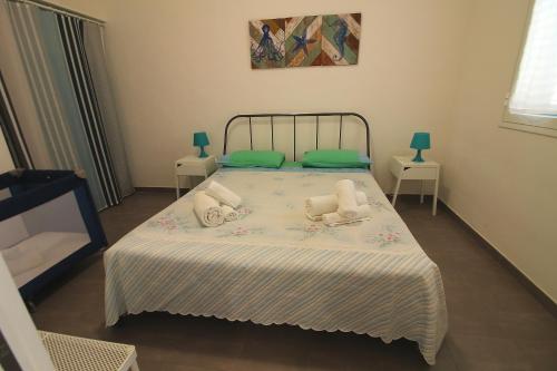 un dormitorio con una cama con dos animales de peluche en Casa Bluet, en Lido Marini