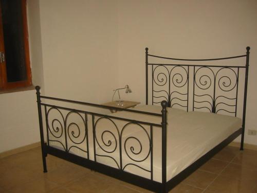 een zwart bed met een lamp erop bij Villa San Filippo in Cori