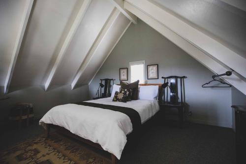 una camera da letto con un grande letto in mansarda di Kakariki Cottage a Papakura