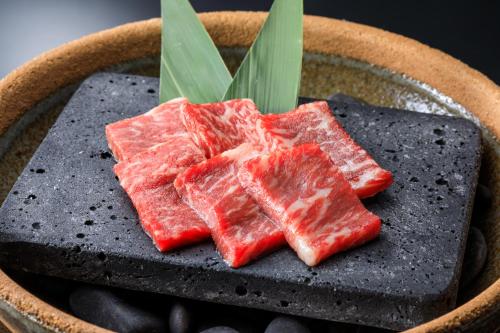 a bowl filled with meat on top of a table at Shirakabe in Izu