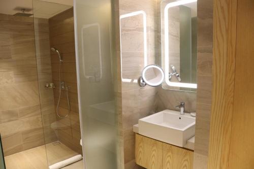 Vannas istaba naktsmītnē HANSA- A Premium Residence