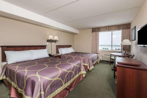 Postel nebo postele na pokoji v ubytování Super 8 by Wyndham Mississauga