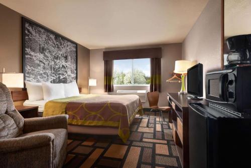 une chambre d'hôtel avec un lit et une télévision dans l'établissement Super 8 by Wyndham Akron S/Green/Uniontown OH, à Uniontown