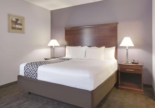 Un pat sau paturi într-o cameră la La Quinta by Wyndham Corsicana