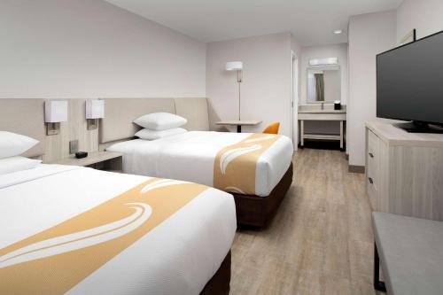 Ліжко або ліжка в номері Quality Inn Atlantic Beach-Mayo Clinic Jax Area