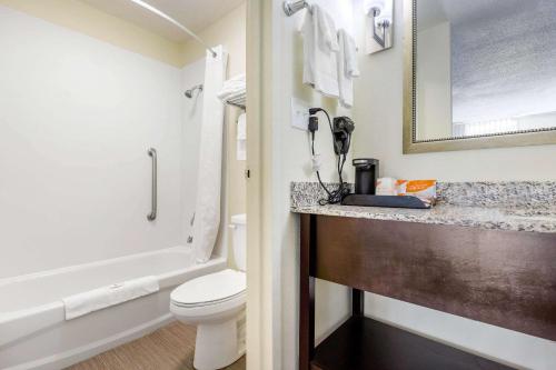 Un baño de Days Inn and Suites by Wyndham Oxford