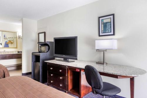 Una televisión o centro de entretenimiento en Days Inn and Suites by Wyndham Oxford