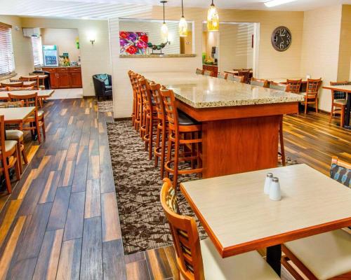 a restaurant with wooden tables and chairs at Quality Inn Oakwood in Spokane