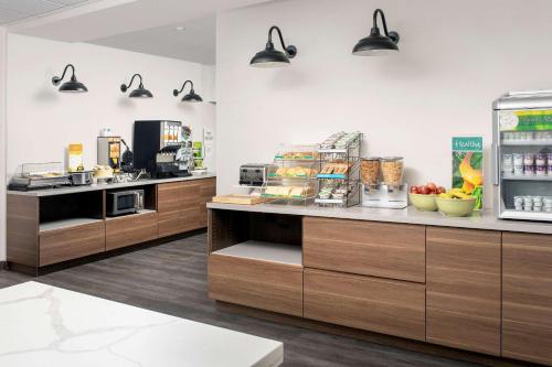 une cuisine avec un comptoir avec de la nourriture dessus dans l'établissement Quality Inn Atlantic Beach-Mayo Clinic Jax Area, à Atlantic Beach