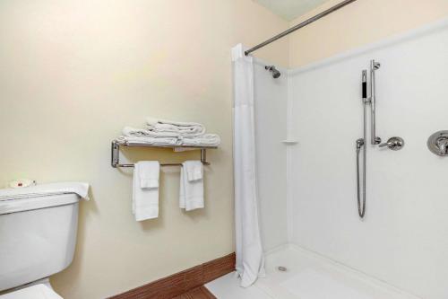 Un baño de Days Inn and Suites by Wyndham Oxford