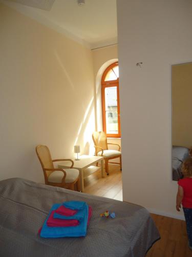 1 dormitorio con 1 cama, mesa y sillas en Ferienwohnung Gänseblümchen in Buchholz, en Buchholz