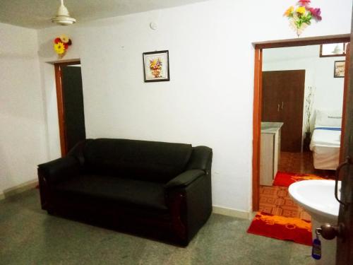 una silla de cuero negro en una habitación con lavabo en Twilight Bay resort By K Hotels, en Mahabalipuram