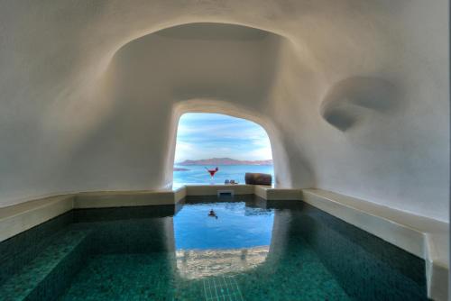 una piscina con vistas al océano en Iriana Suites en Fira