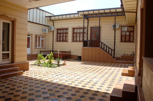 un patio de una casa con suelo a cuadros en ZARIN Guest House B&B, en Bukhara