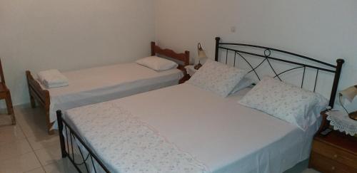 two twin beds in a room with at Toulatos Pantelis in Pouláta