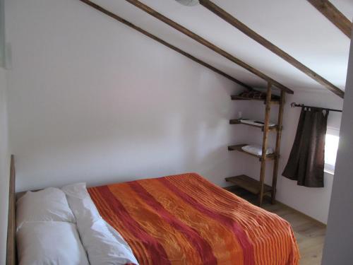 ヴァマ・ヴェケにあるHestaのベッドルーム1室(カラフルな毛布付きのベッド1台付)