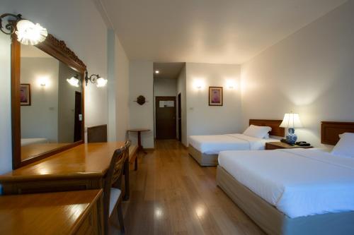Una cama o camas en una habitación de Sailom Hotel Hua Hin - SHA Extra Plus